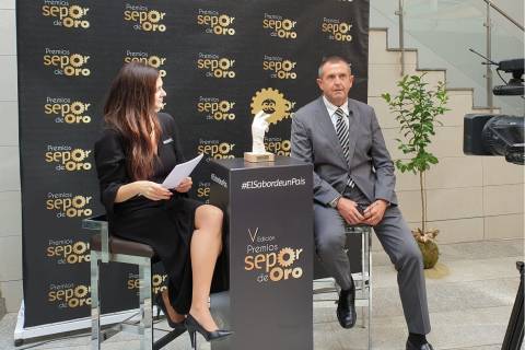 Ángel Faz durante la recogida del premio.